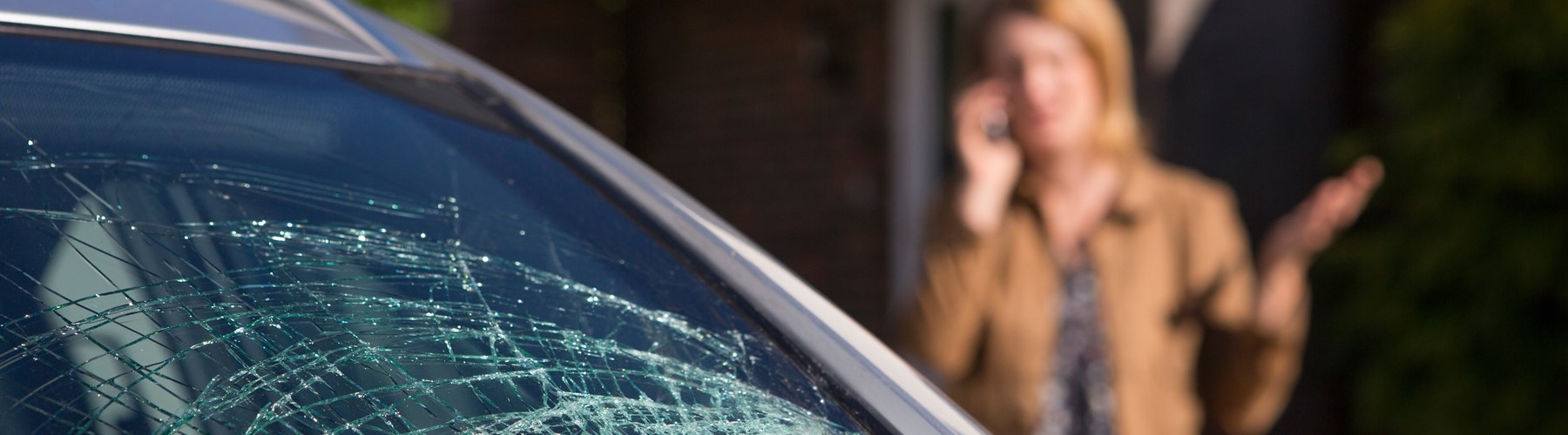 https://www.rias.co.uk/globalassets/rias/assets/new-and-guides/tips-and-guides/broken-car-windscreen-and-woman-on-the-phone-in-the-background.jpg?w=1800&h=500&mode=crop